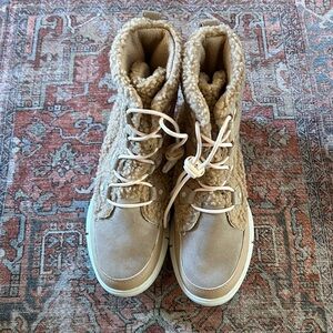 Sorel woman’s explorer Joan cozy boot